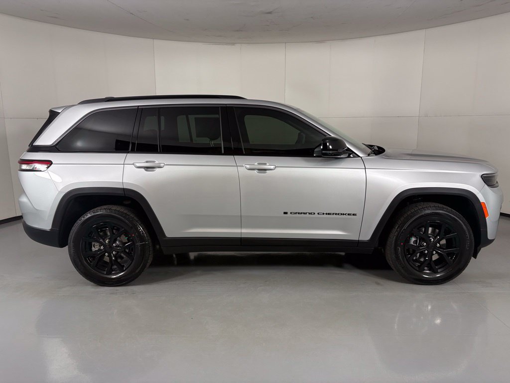 New 2026 Jeep Grand Cherokee Altitude AWD/4WD image 9
