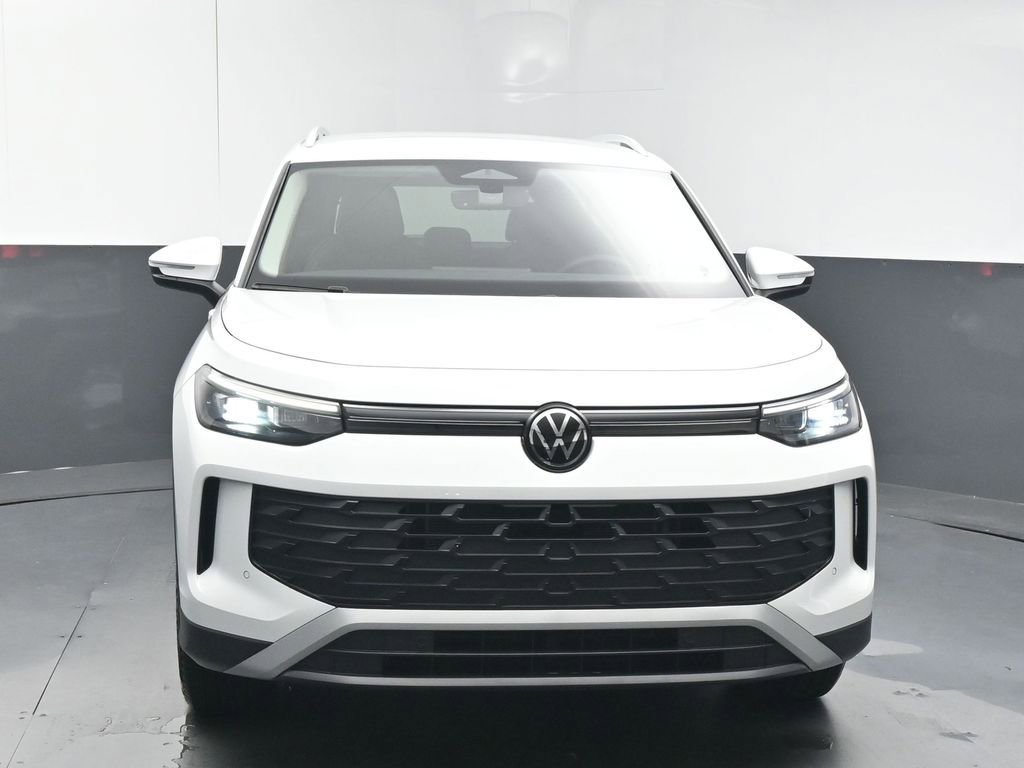 Used 2025 Volkswagen Tiguan SE image 3