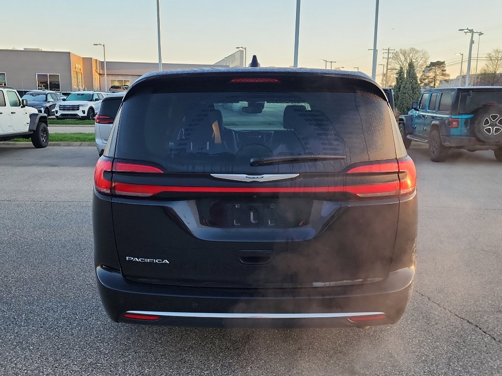 Used 2024 Chrysler Pacifica Touring-L FWD image 6