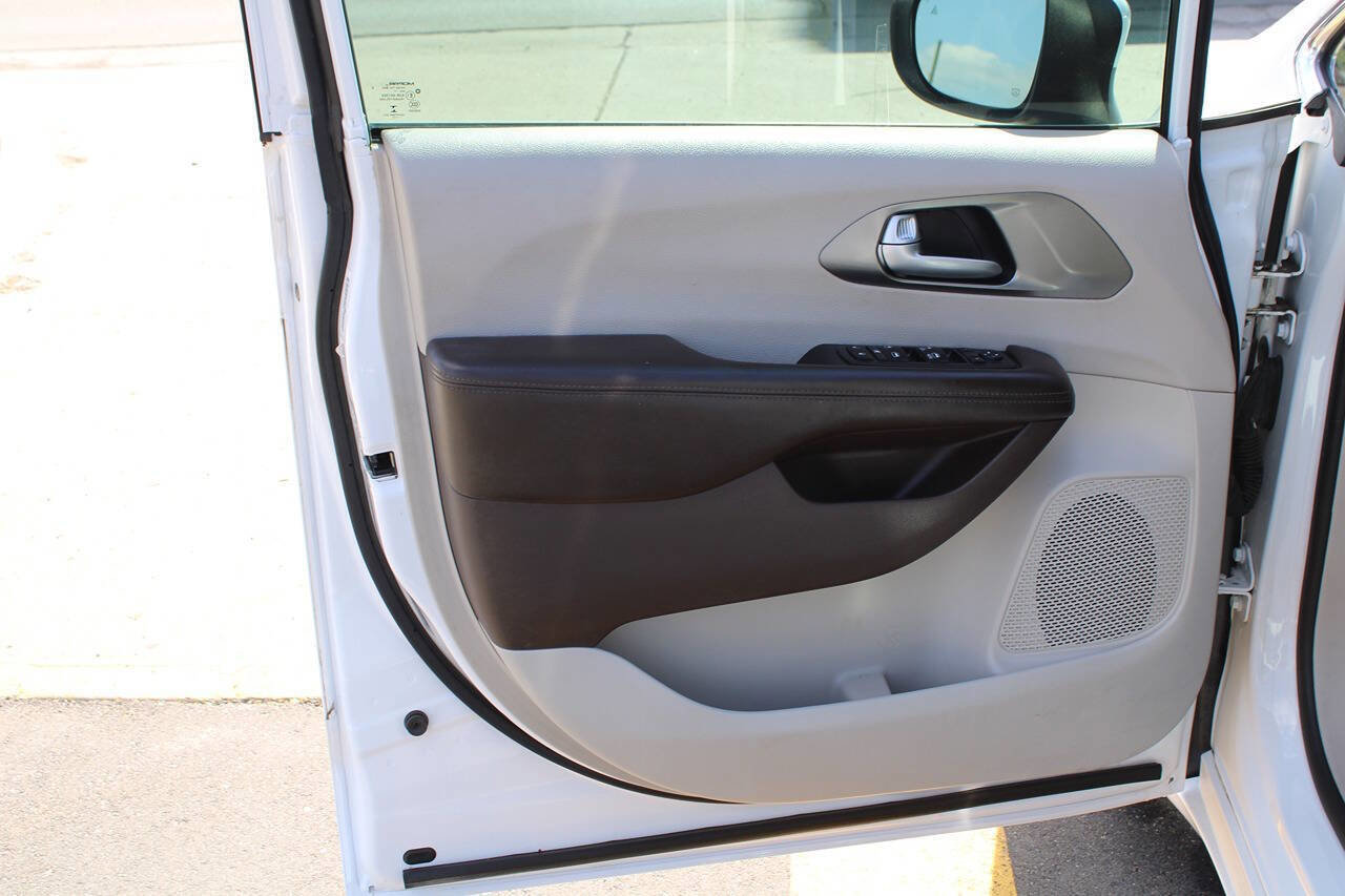 Used 2017 Chrysler Pacifica Touring Plus w/ Tire & Wheel Group image 71