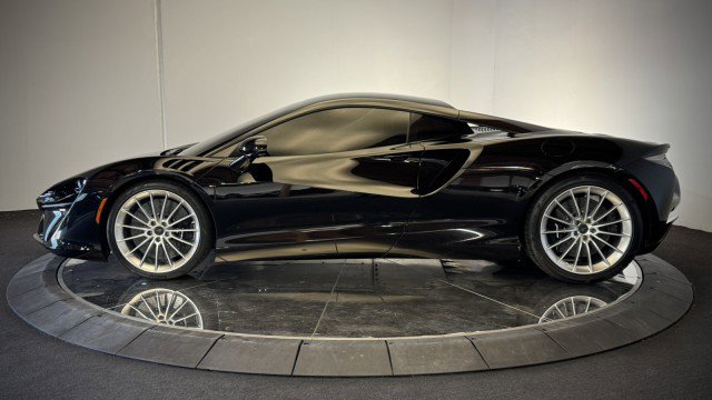 Used 2025 McLaren Artura RWD image 20