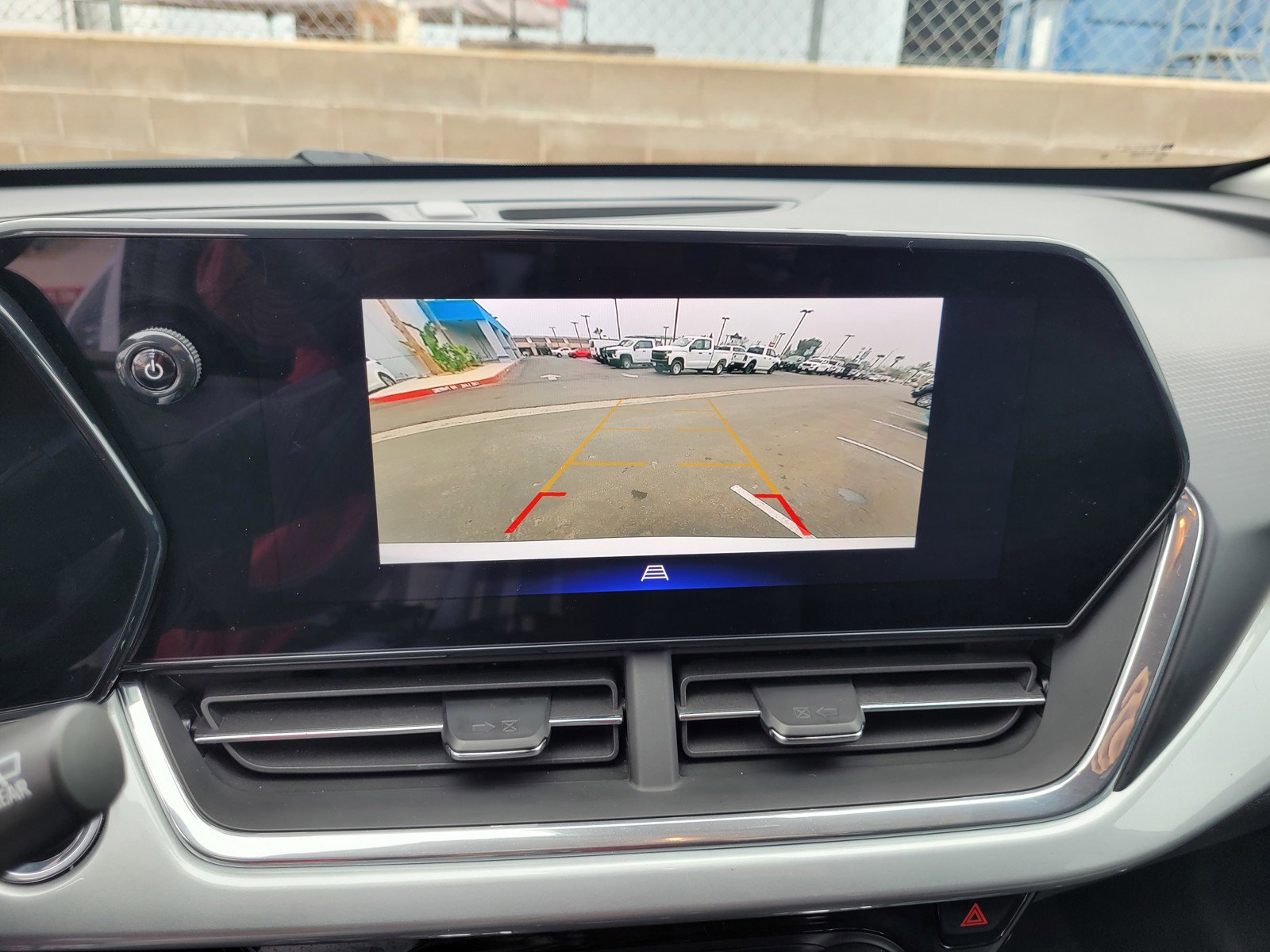 Used 2025 Chevrolet Trax LT w/ LT Convenience Package image 17