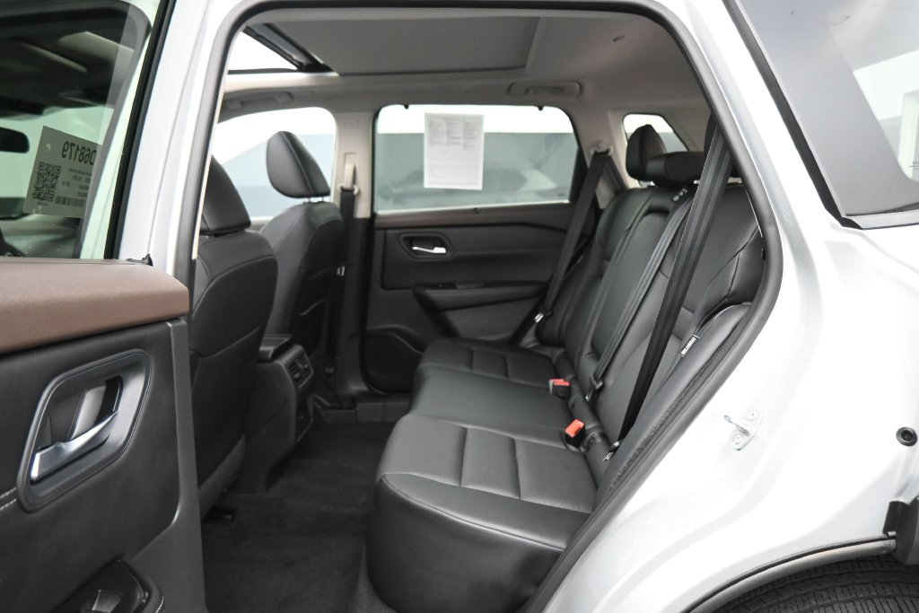 Used 2023 Nissan Rogue SV w/ SV Premium B Package FWD image 15