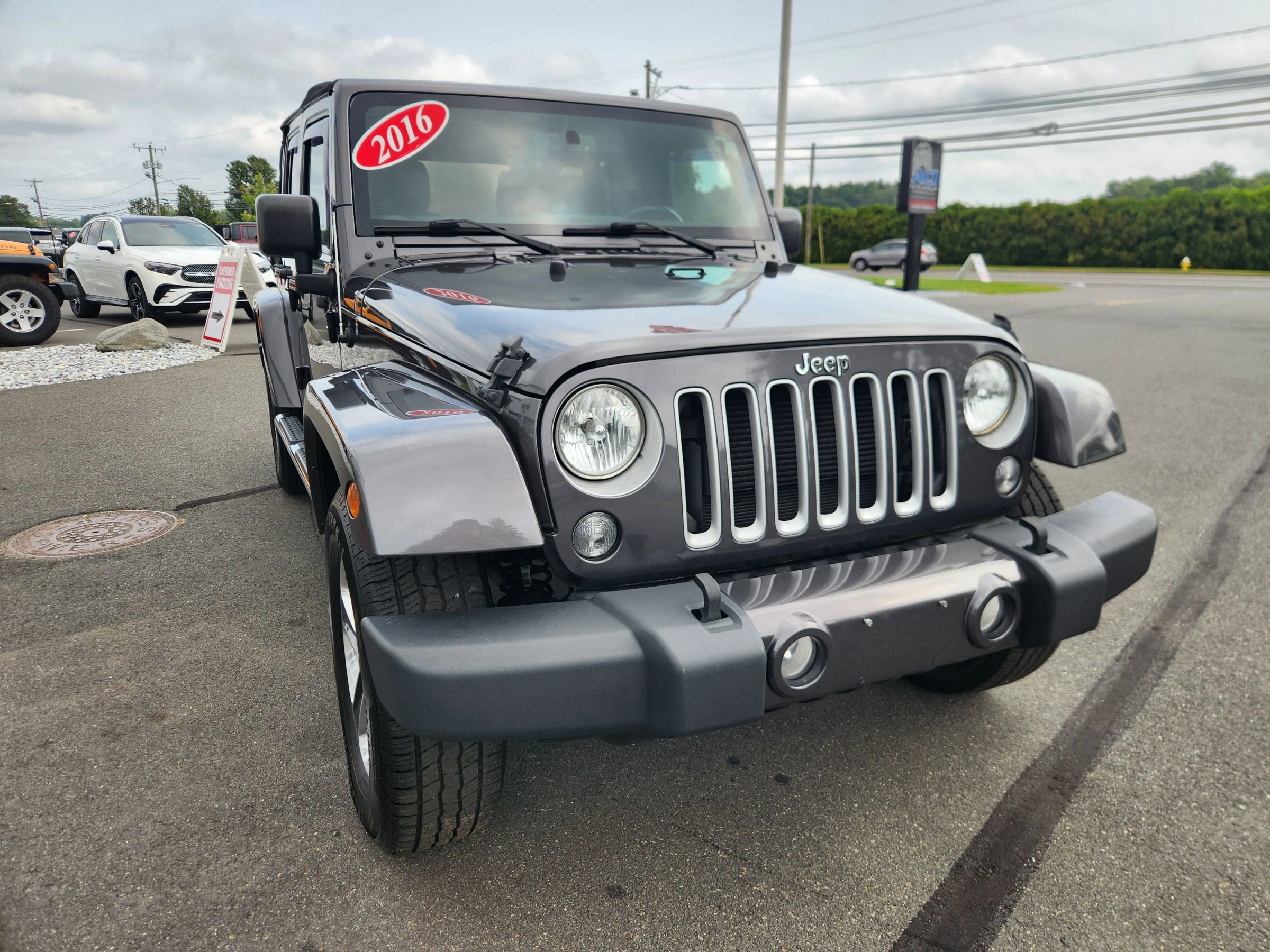 Used 2016 Jeep Wrangler Unlimited Sahara w/ Dual Top Group image 18