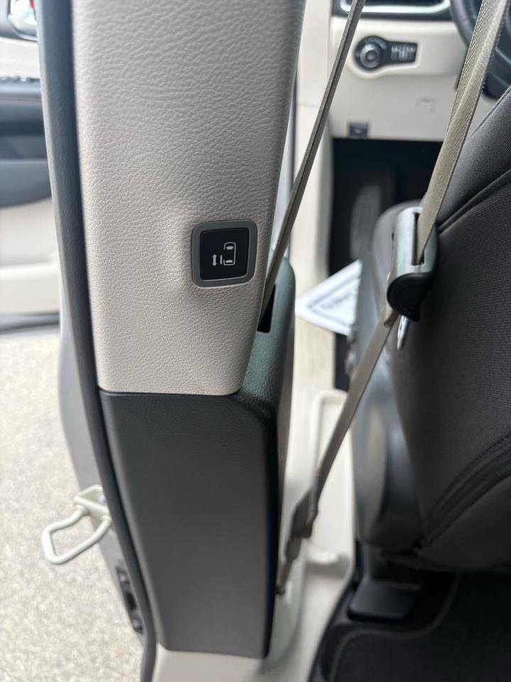 Used 2020 Chrysler Pacifica Touring w/ Advanced Safetytec Group FWD image 33