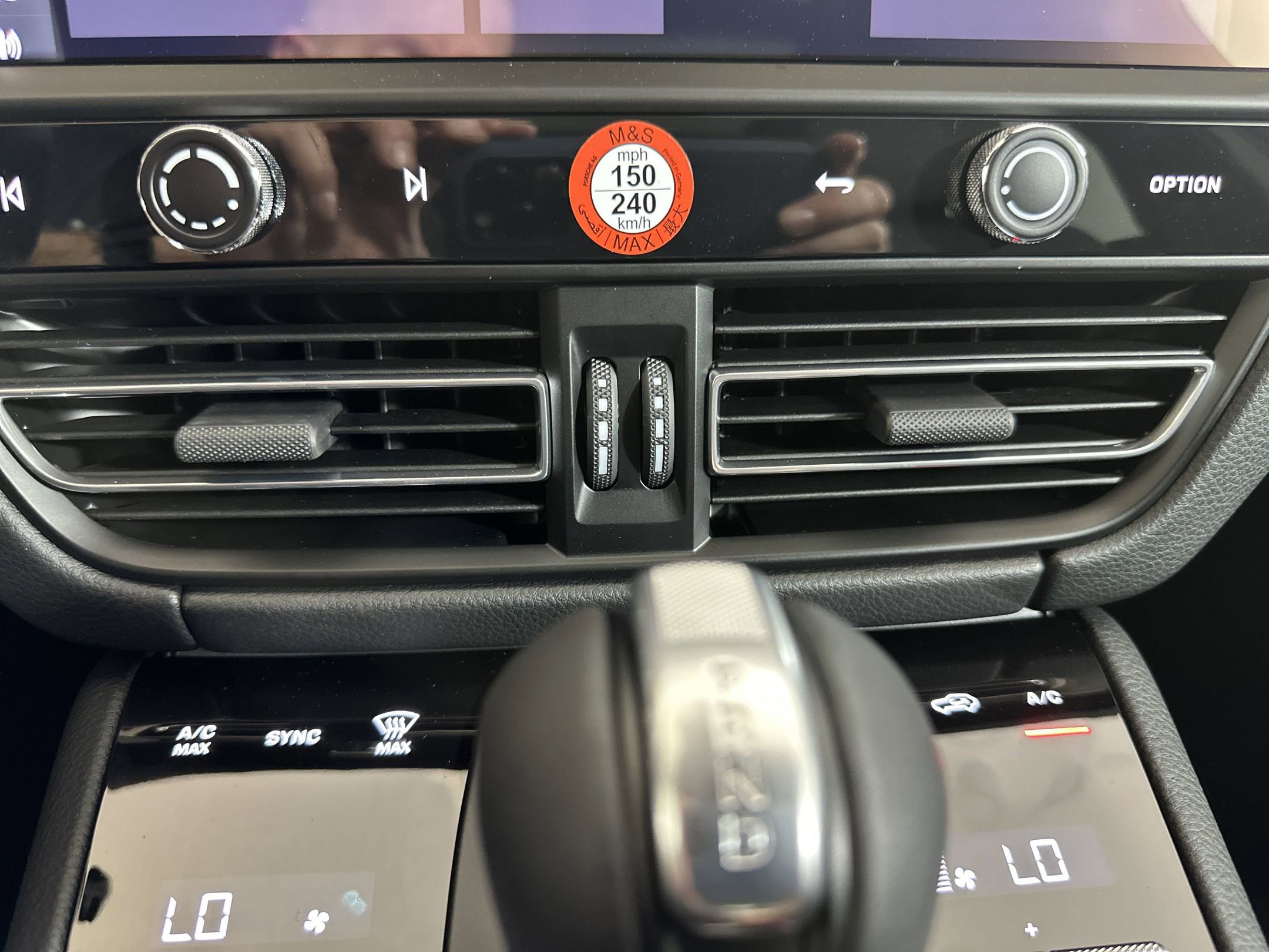 Certified 2025 Porsche Macan image 31