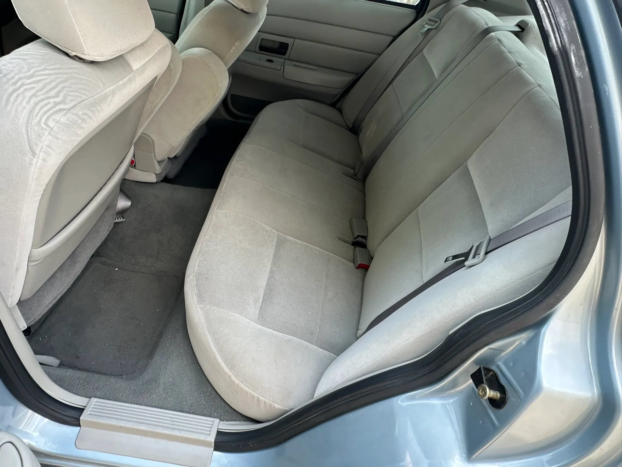 Used 2005 Ford Crown Victoria RWD image 12