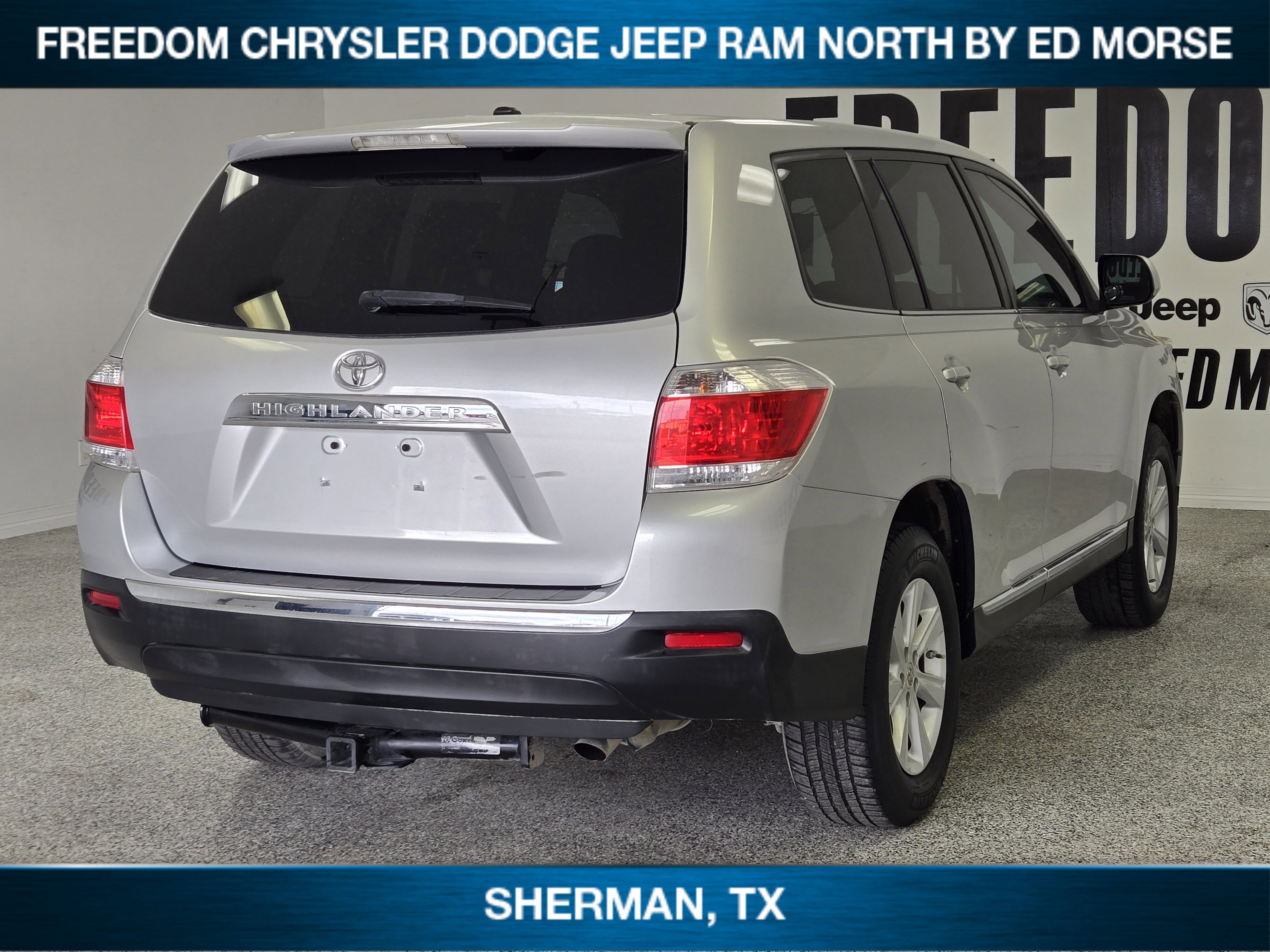 Used 2012 Toyota Highlander FWD w/ Tow Pkg image 3