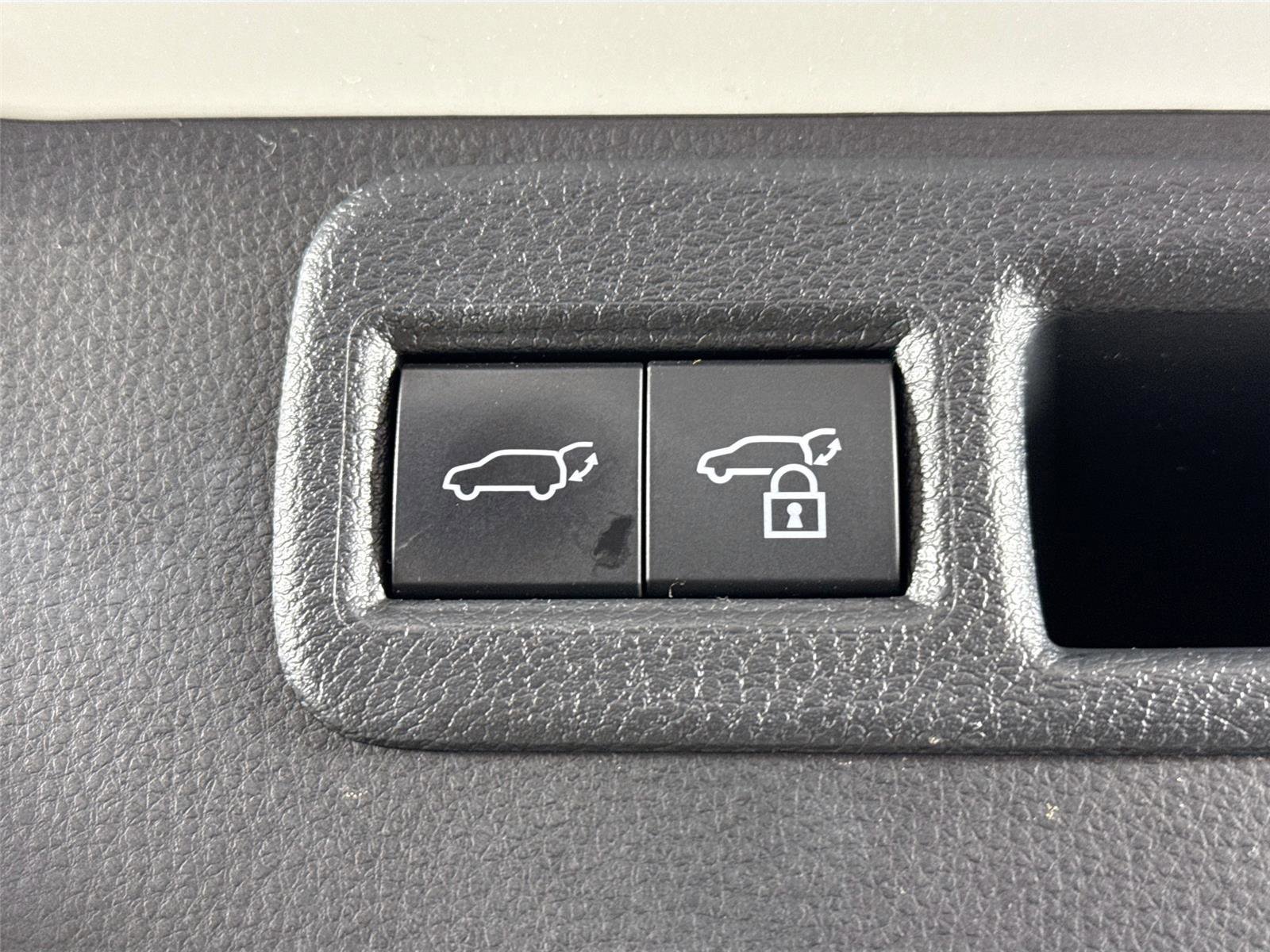 Certified 2022 Toyota Venza XLE image 37