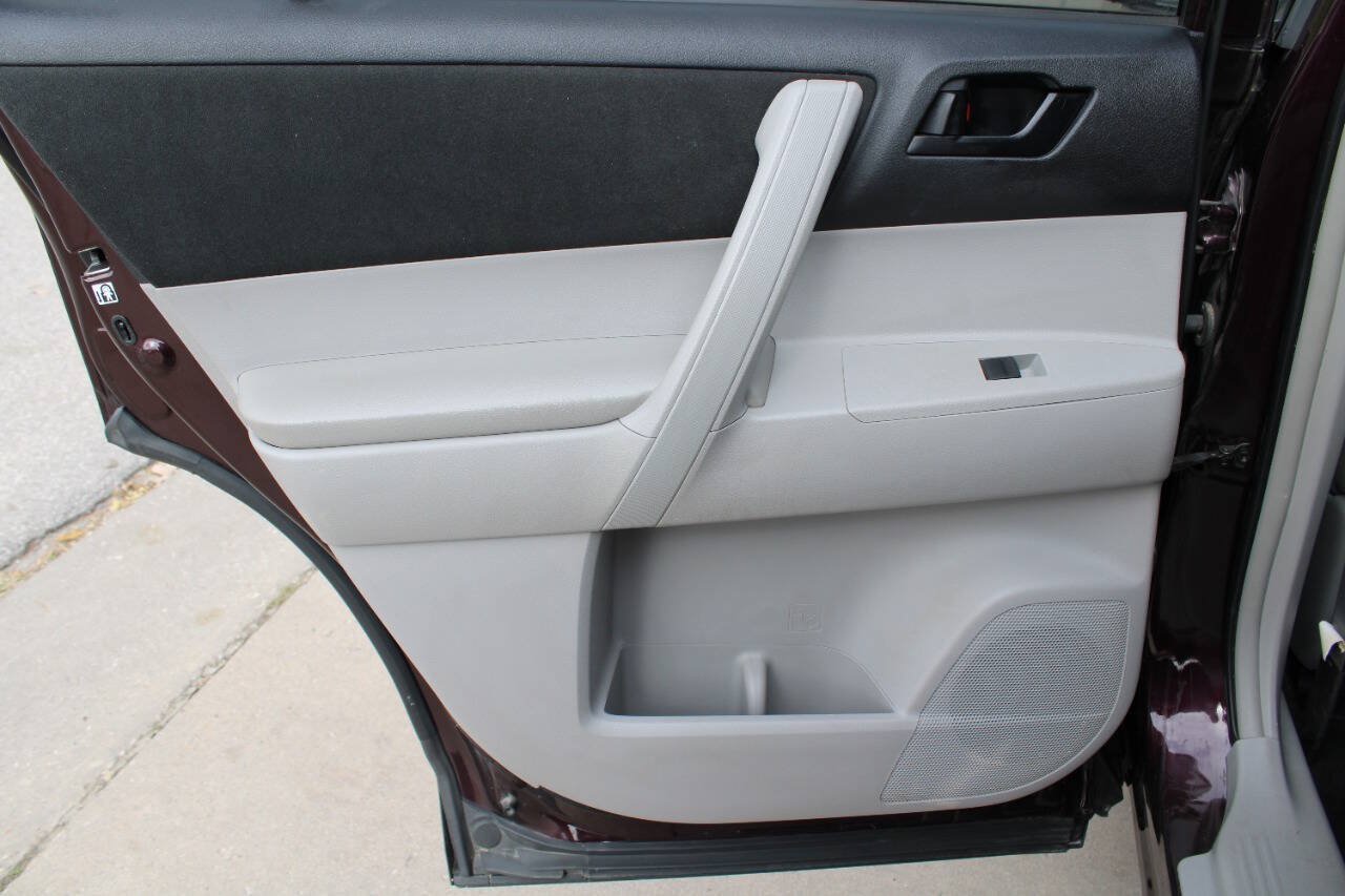 Used 2013 Toyota Highlander 4WD w/ Cold Weather Pkg image 9
