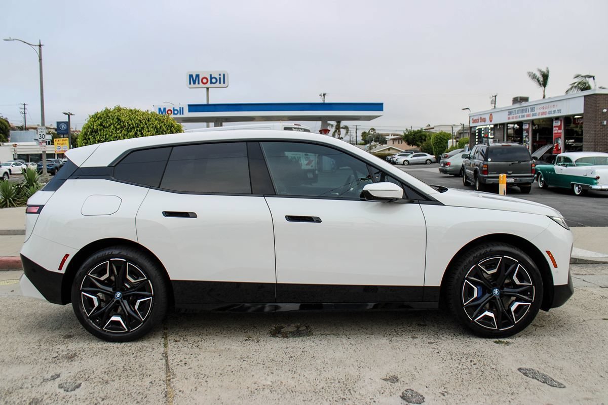 Used 2024 BMW iX xDrive50 w/ Premium Package AWD/4WD image 7