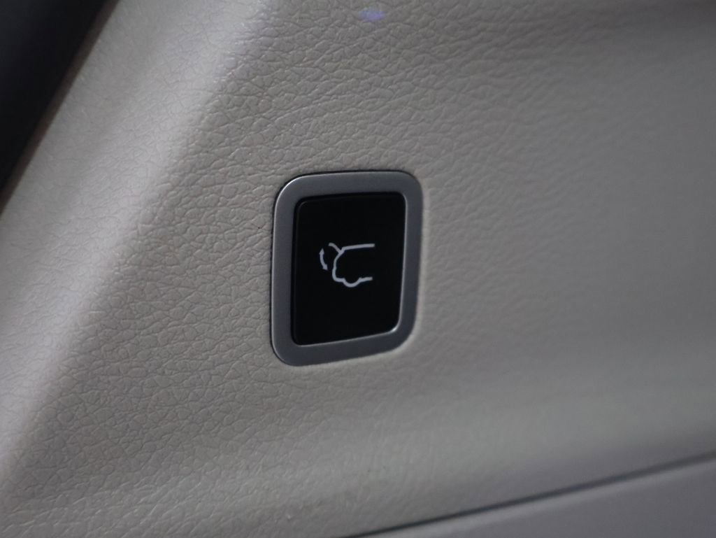 Certified 2024 Chrysler Pacifica Touring-L image 6