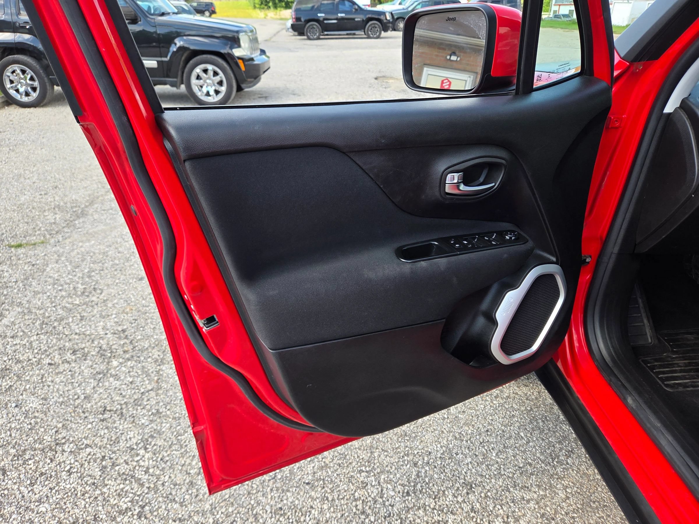 Used 2018 Jeep Renegade Latitude w/ Cold Weather Group AWD/4WD image 12