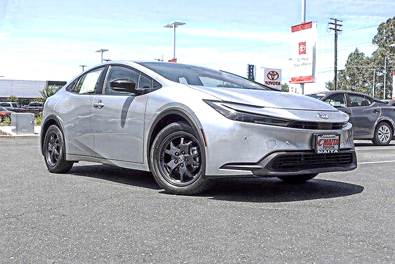 Used 2024 Toyota Prius LE FWD image 2