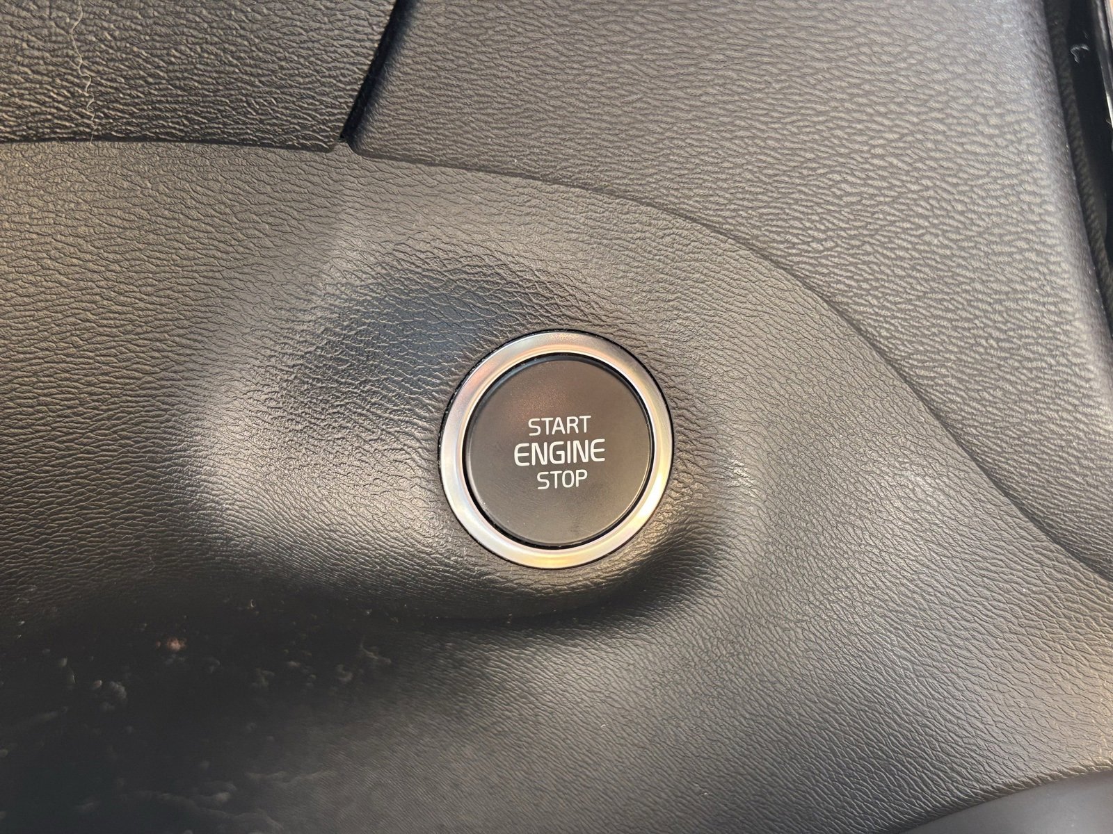 Used 2020 Volvo XC40 T5 Momentum w/ Protection Package Premier image 8