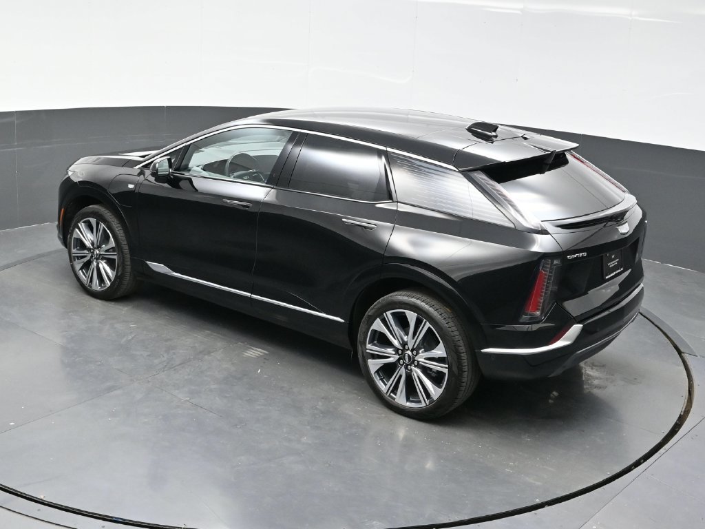 New 2027 Cadillac Optiq Premium Luxury w/ LPO, Floor Liner Package AWD/4WD image 34
