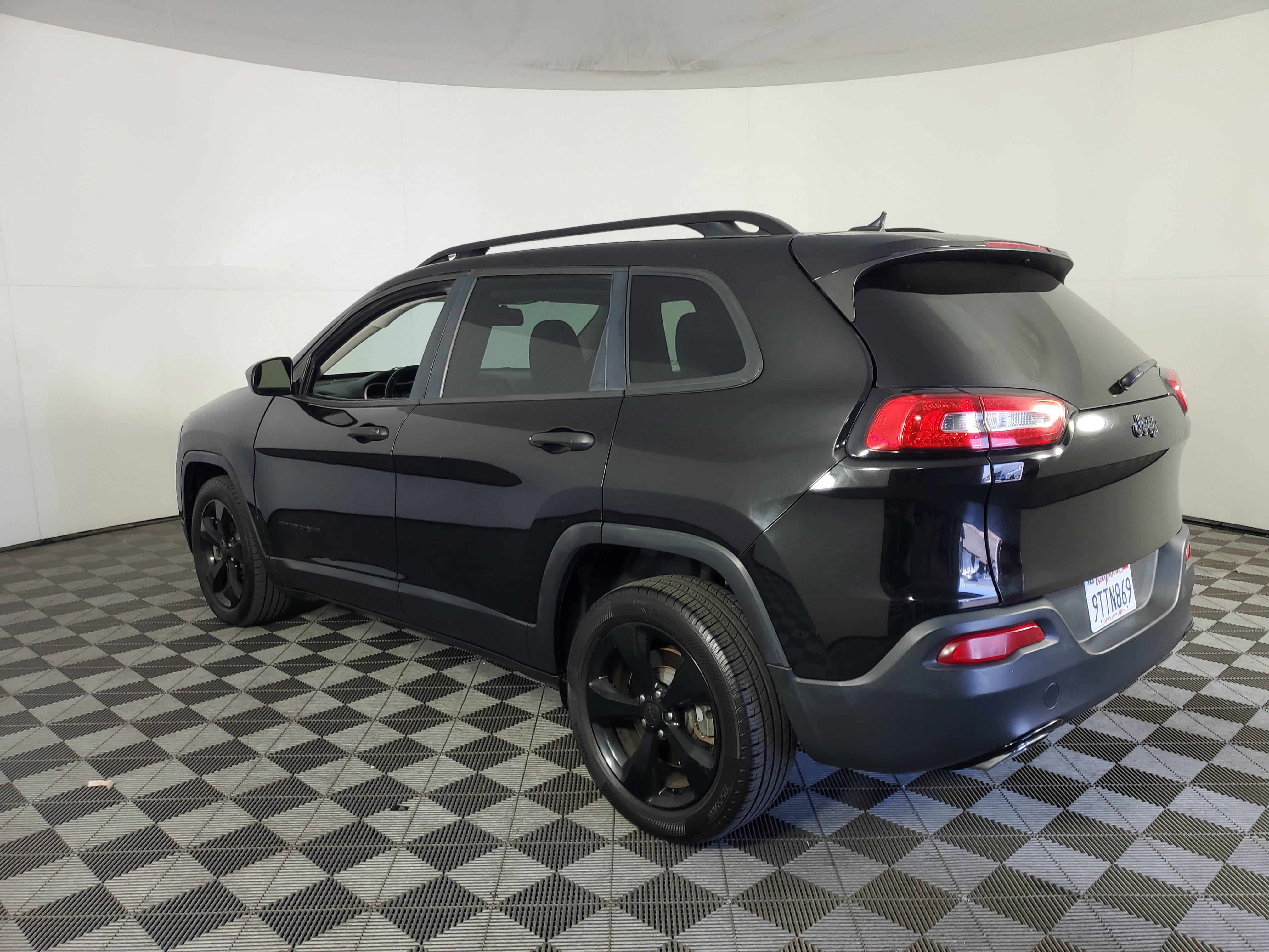Used 2017 Jeep Cherokee Sport FWD image 6