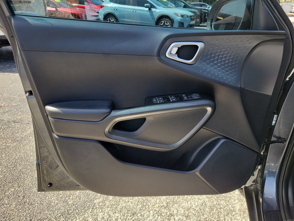Used 2020 Kia Soul S FWD image 17