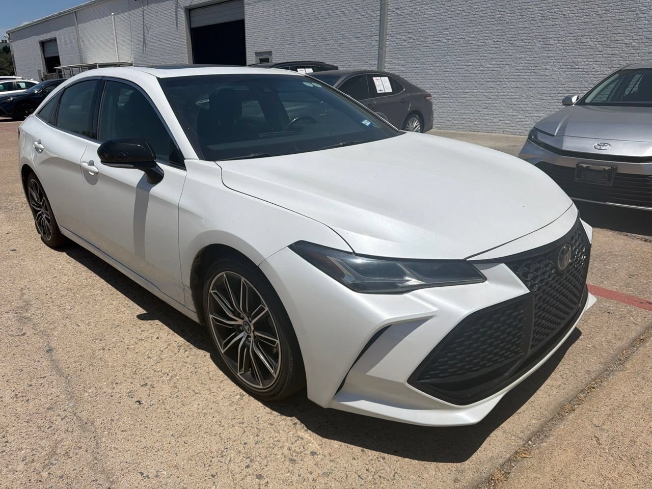 Used 2019 Toyota Avalon Touring FWD image 3