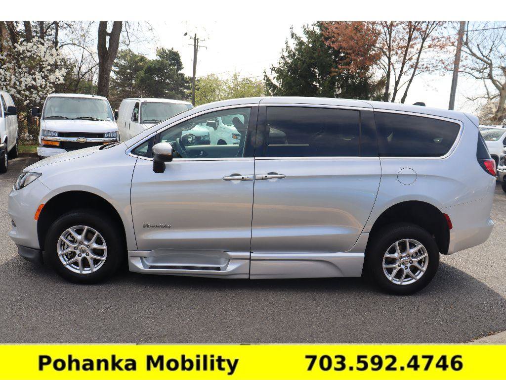 Used 2023 Chrysler Voyager LX image 6