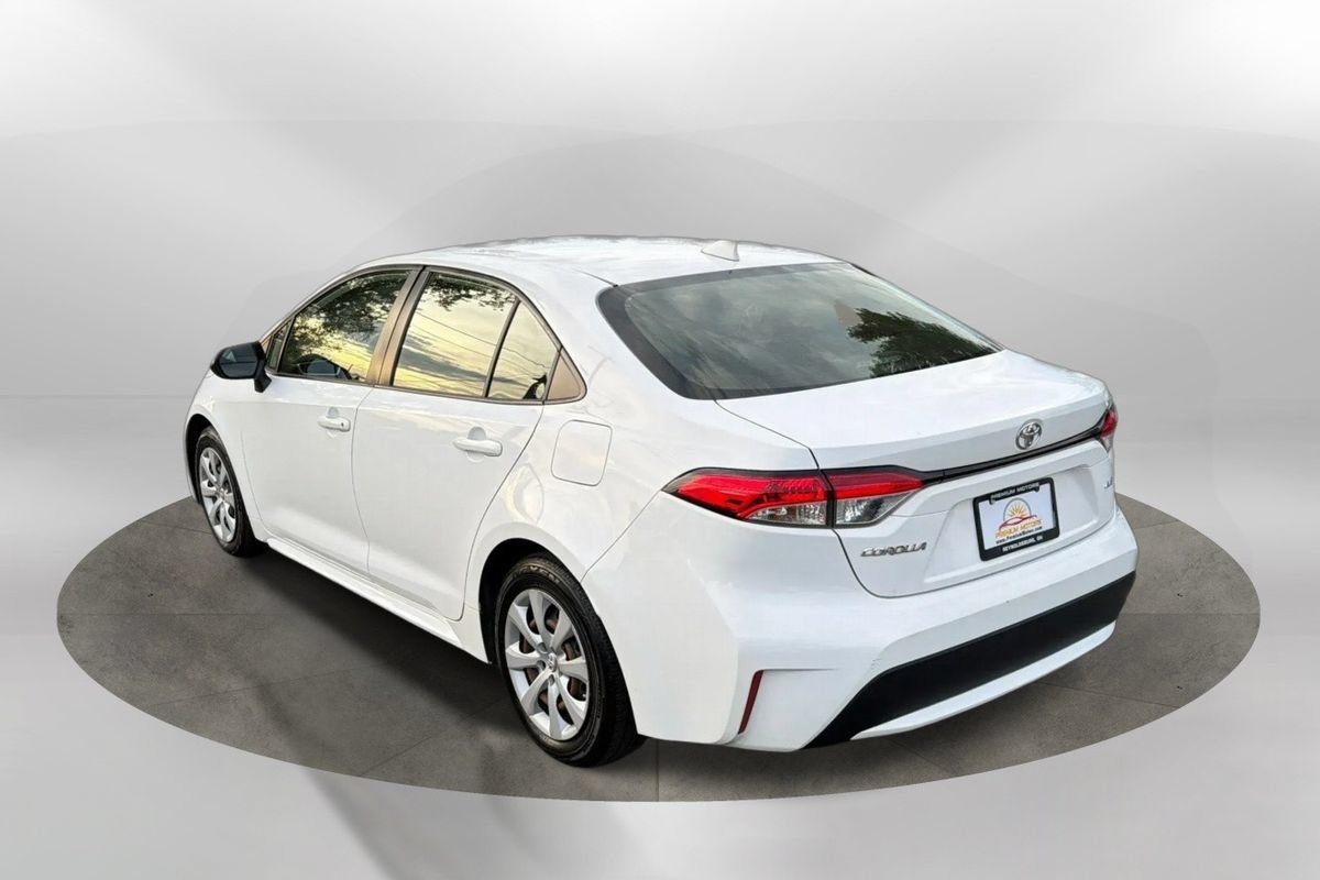 Used 2022 Toyota Corolla LE FWD image 3