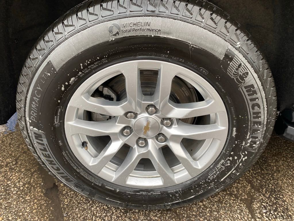 Used 2024 Chevrolet Suburban LT image 32