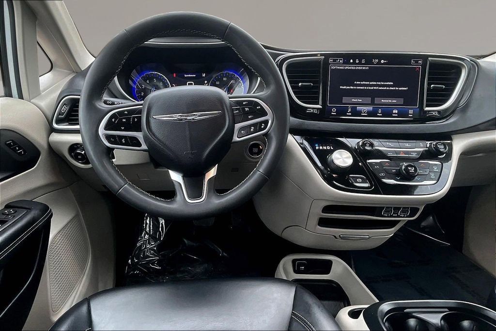 Used 2023 Chrysler Pacifica Touring-L image 8