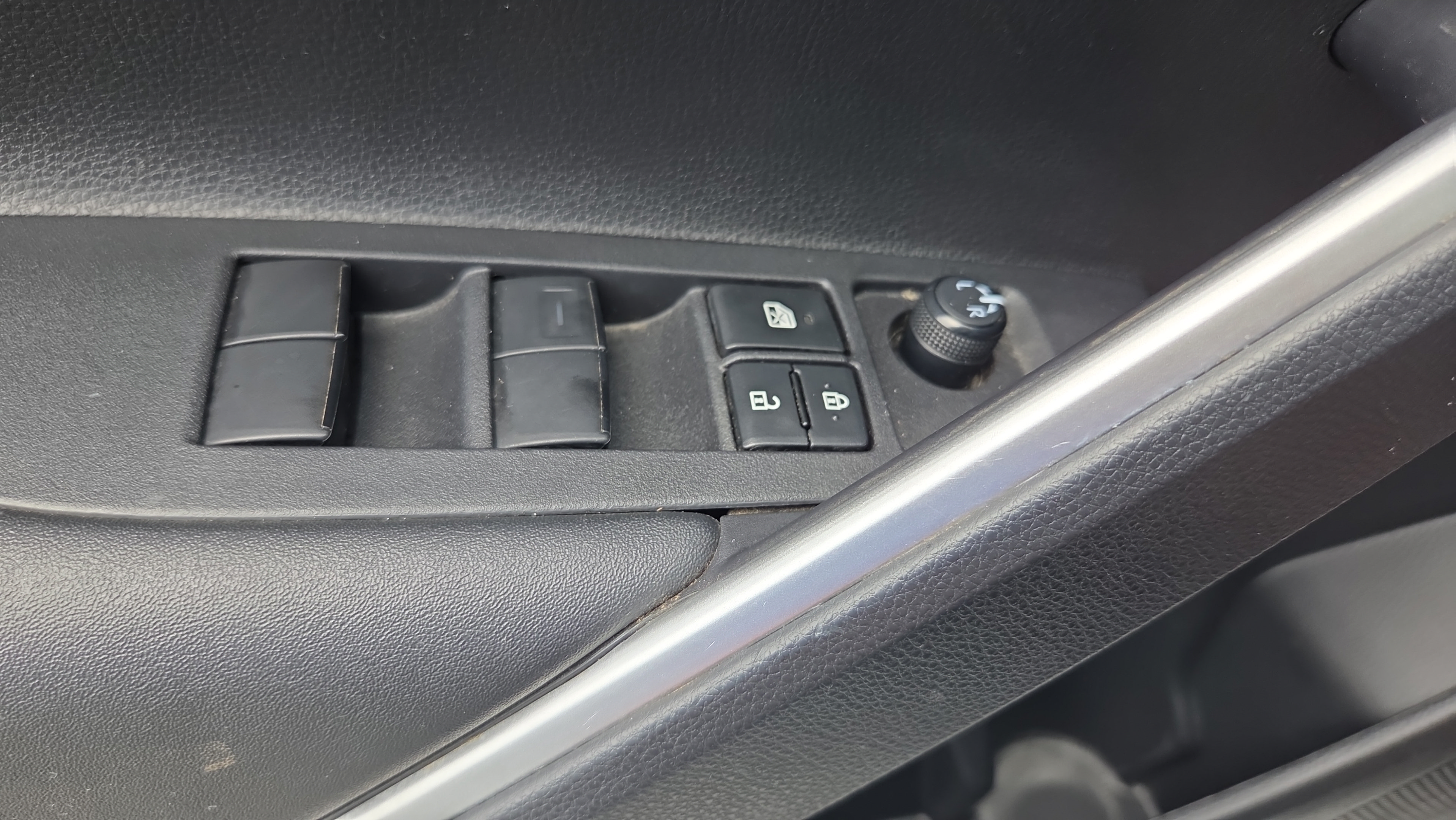 Used 2023 Toyota Corolla Cross LE AWD/4WD image 27
