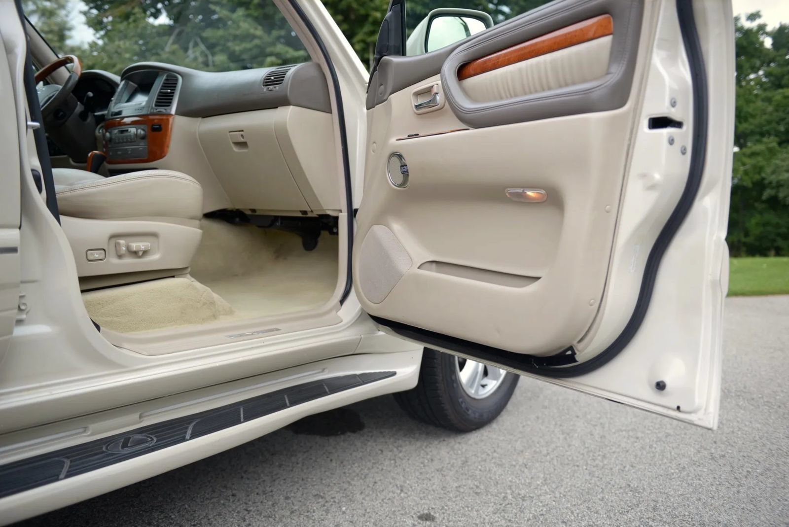 Used 2005 Lexus LX 470 4WD image 55