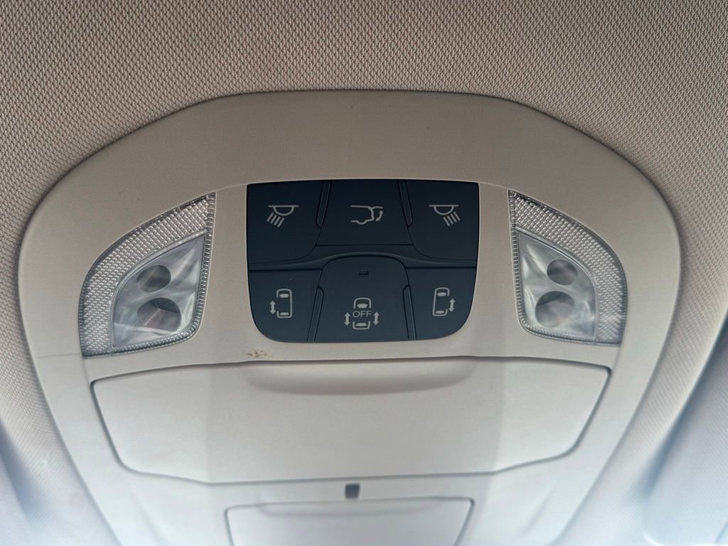 Used 2023 Chrysler Pacifica Touring-L image 14