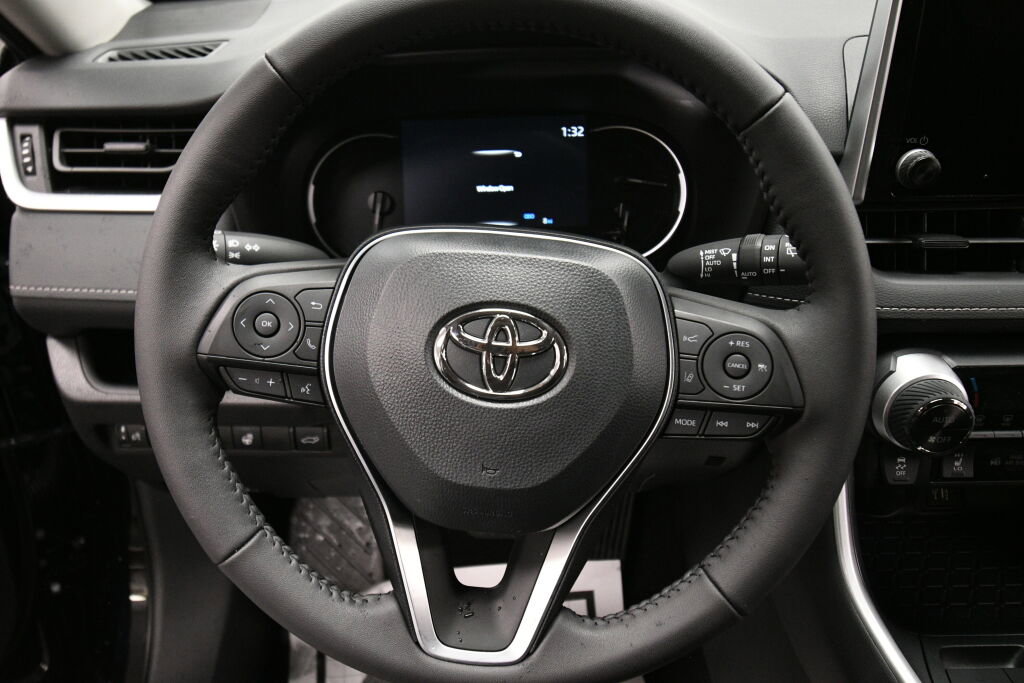Used 2025 Toyota RAV4 XLE image 12