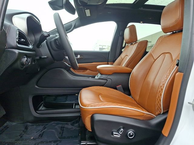 Used 2024 Chrysler Pacifica Pinnacle FWD image 15