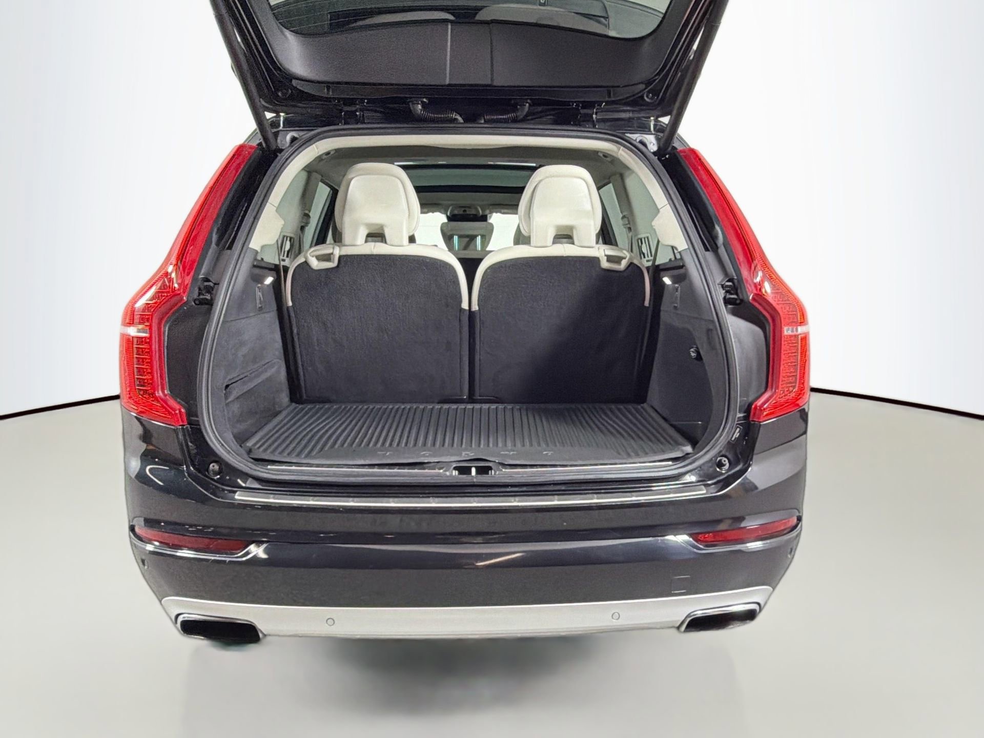 Used 2017 Volvo XC90 T6 Momentum w/ Vision Package image 7