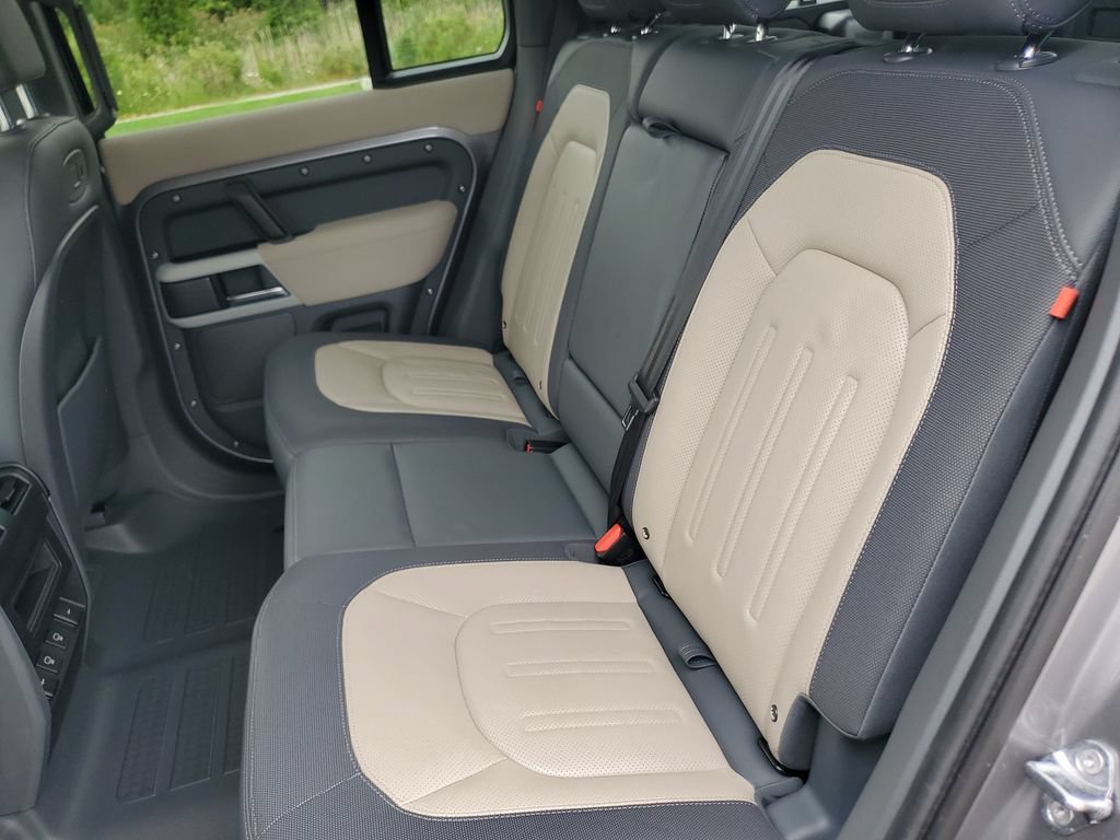 Used 2022 Land Rover Defender 110 X-Dynamic SE AWD/4WD image 32