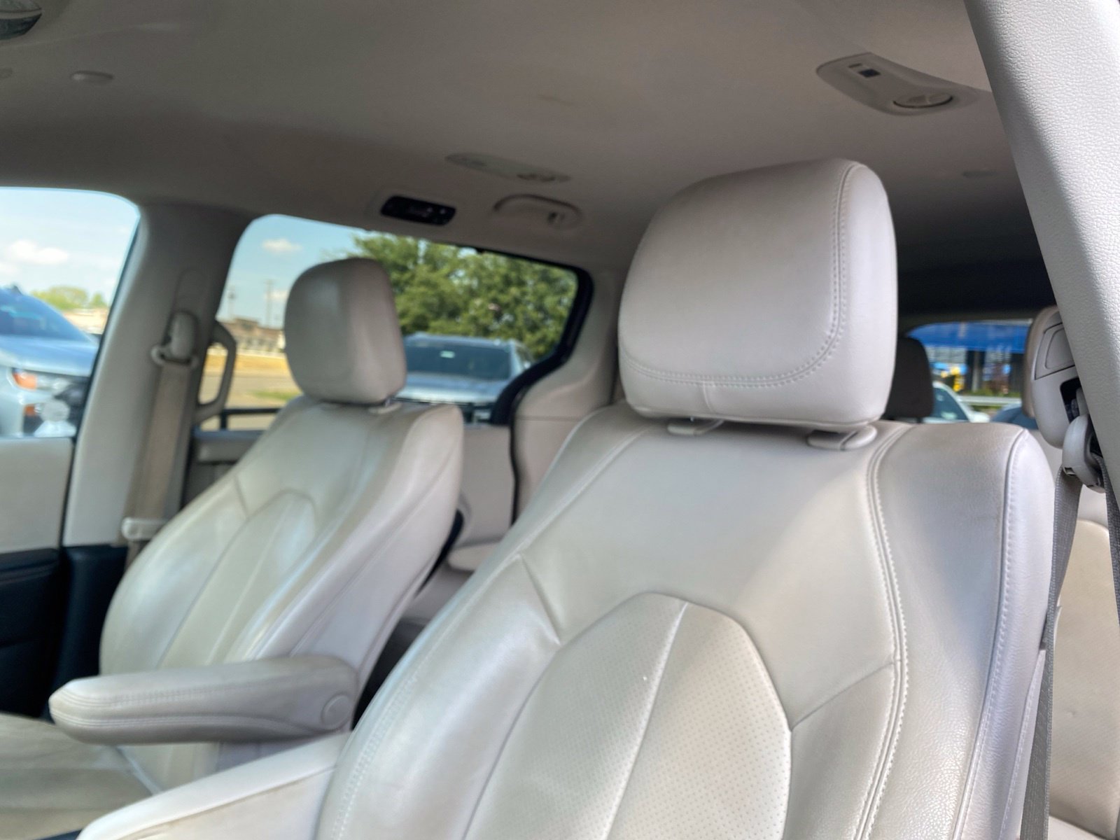 Used 2021 Chrysler Pacifica Touring-L FWD image 6