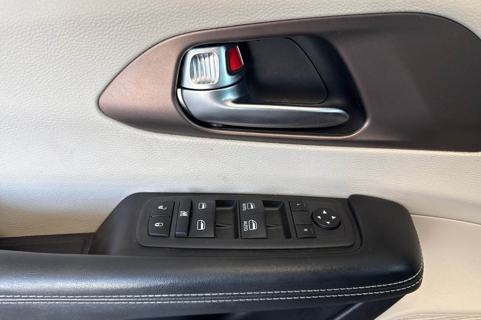 Certified 2022 Chrysler Voyager LX FWD image 11