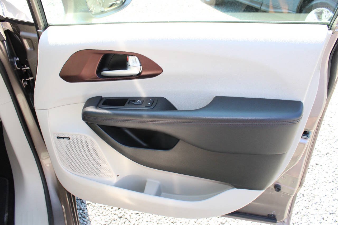Used 2017 Chrysler Pacifica Limited FWD image 26