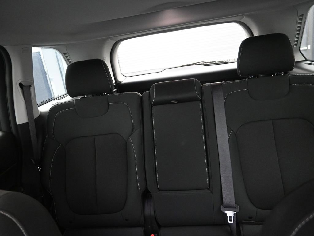 Used 2023 Jeep Grand Cherokee Laredo AWD/4WD image 17