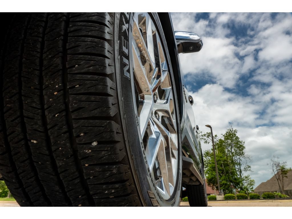 Used 2025 Chevrolet Tahoe Premier AWD/4WD image 9