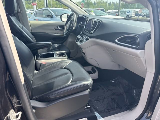 Used 2023 Chrysler Pacifica Touring-L FWD image 9