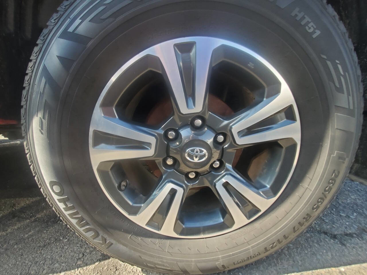 Used 2017 Toyota Tacoma TRD Sport w/ Exterior Package image 21