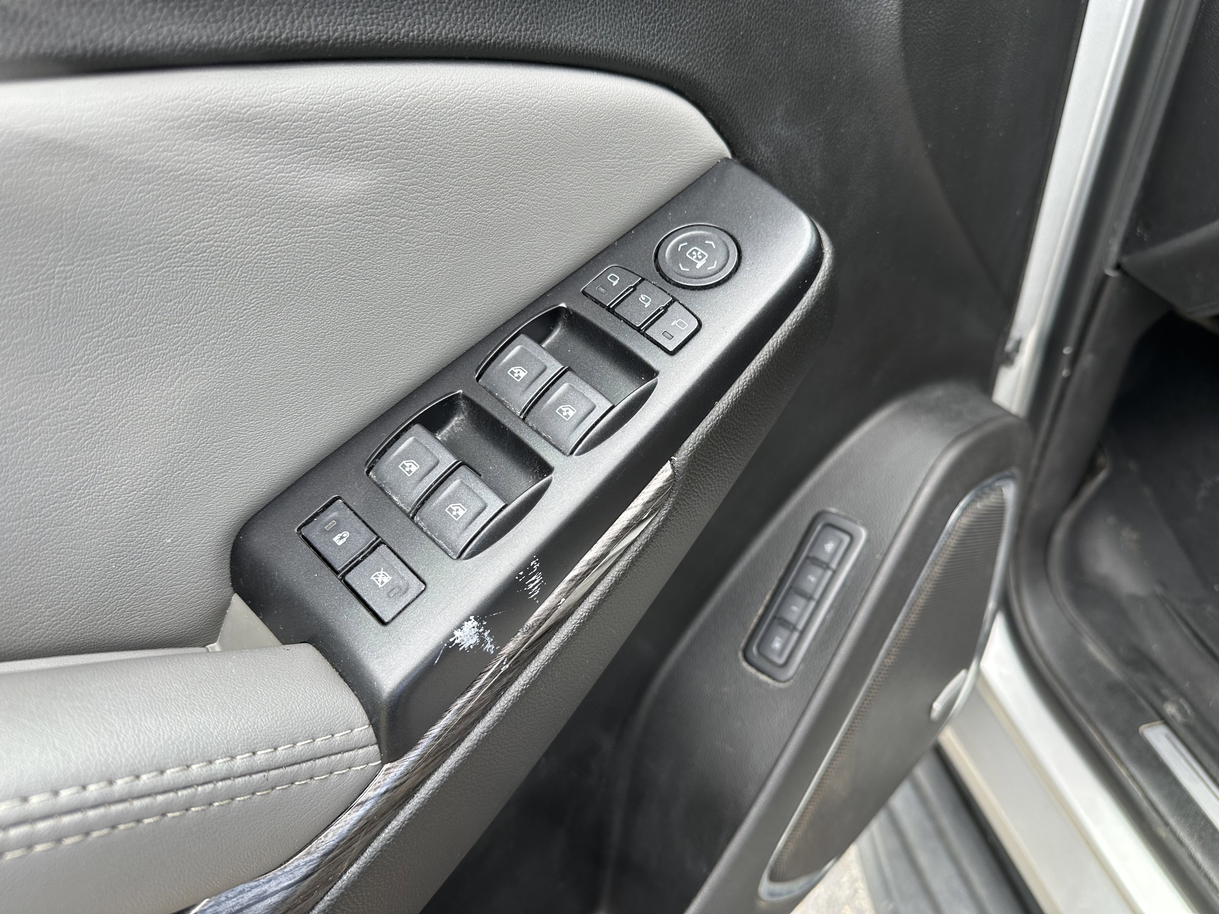 Used 2019 Chevrolet Suburban LT RWD image 16