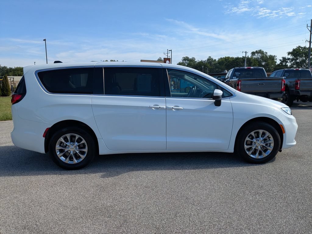 Used 2023 Chrysler Pacifica Touring-L AWD/4WD image 4