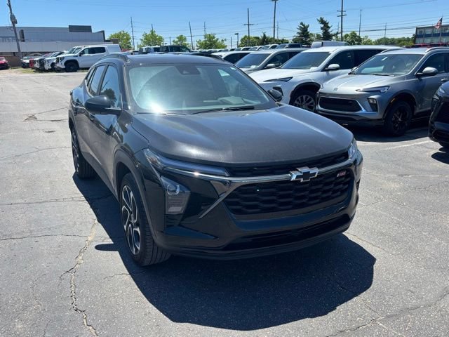Used 2024 Chevrolet Trax RS w/ Sunroof Package FWD image 3