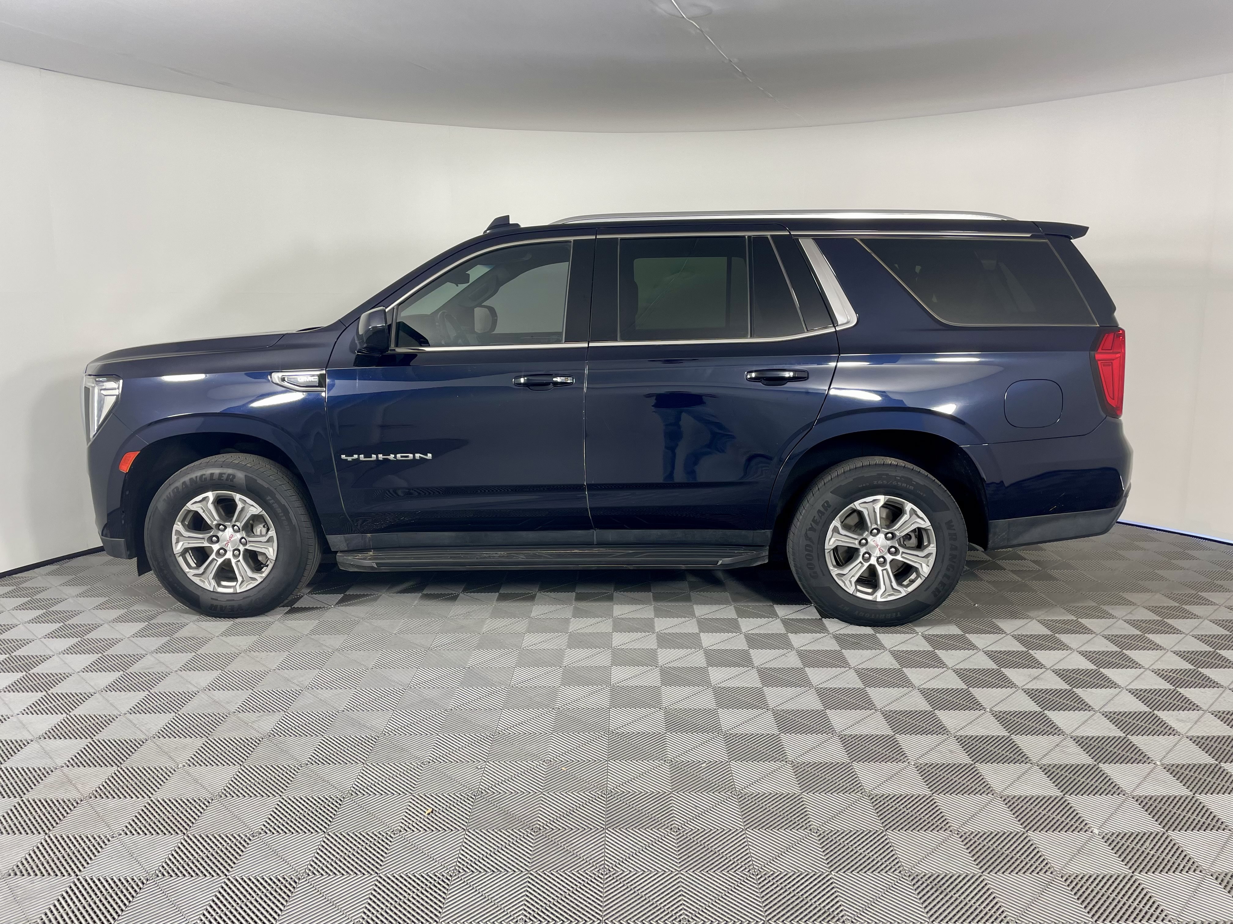 Used 2021 GMC Yukon SLE AWD/4WD image 2