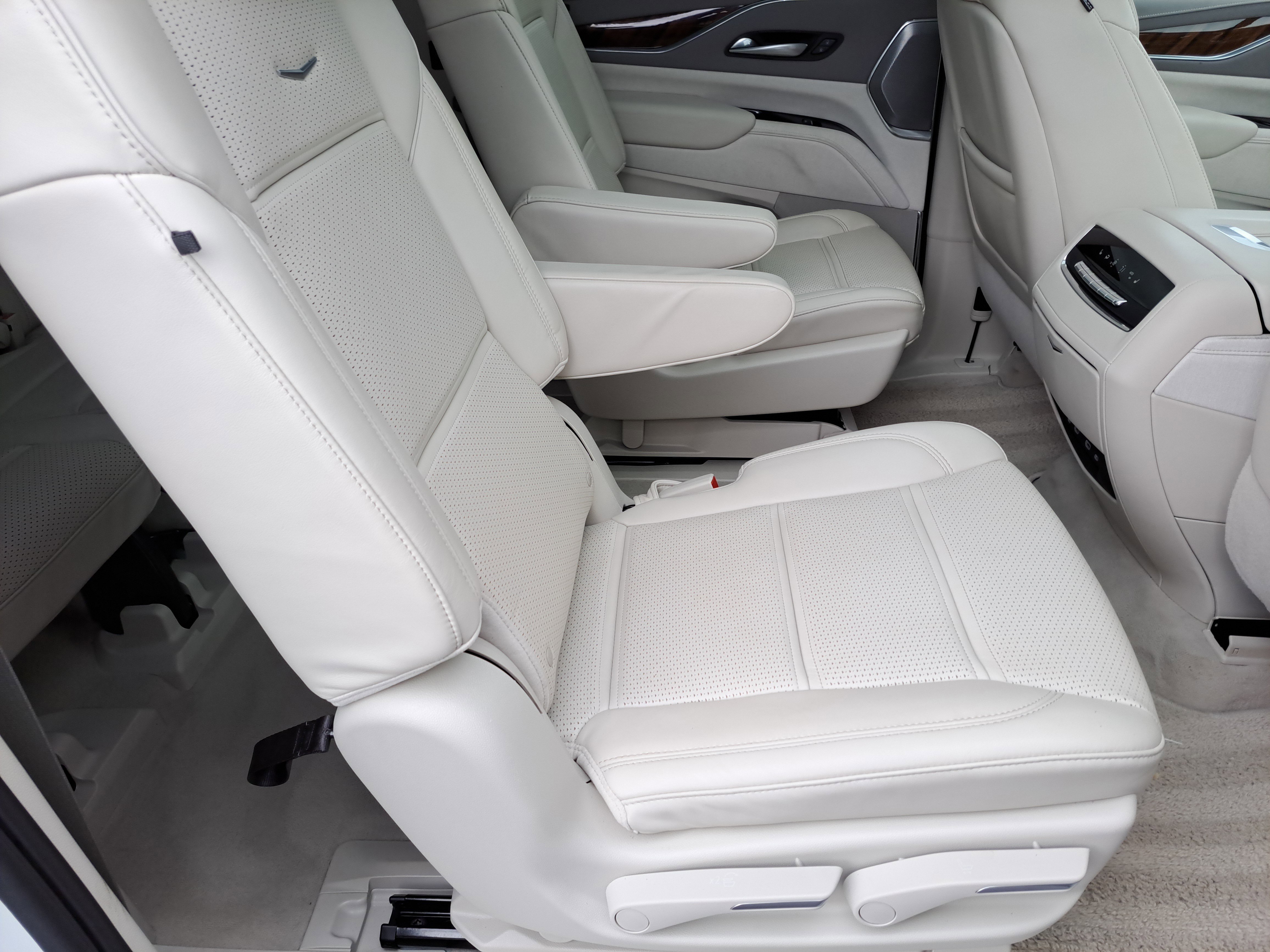 Used 2024 Cadillac Escalade ESV Sport Platinum w/ LPO, ONYX Package image 28