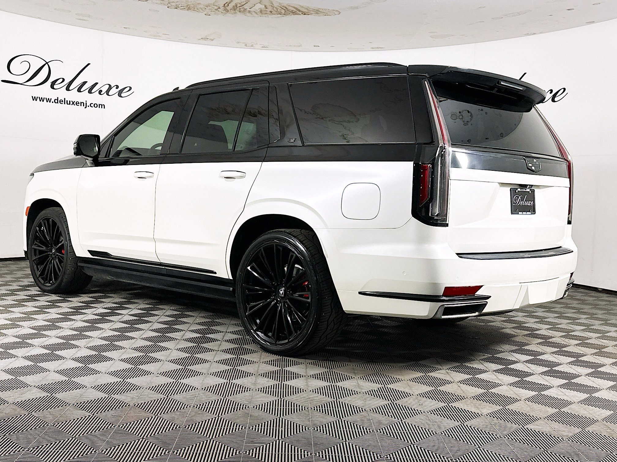 Used 2023 Cadillac Escalade Premium Luxury w/ Performance Package AWD/4WD image 4
