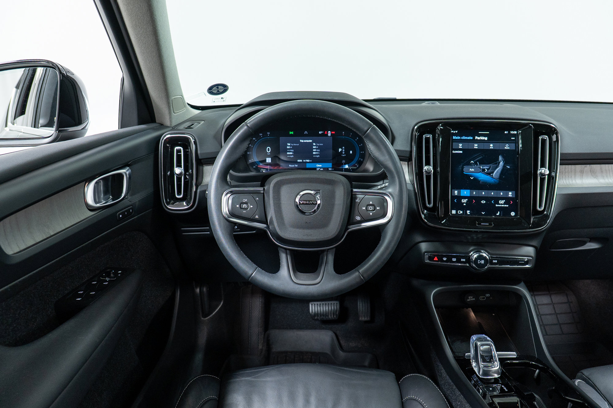 Used 2023 Volvo XC40 B5 Plus w/ Protection Package Premier image 17