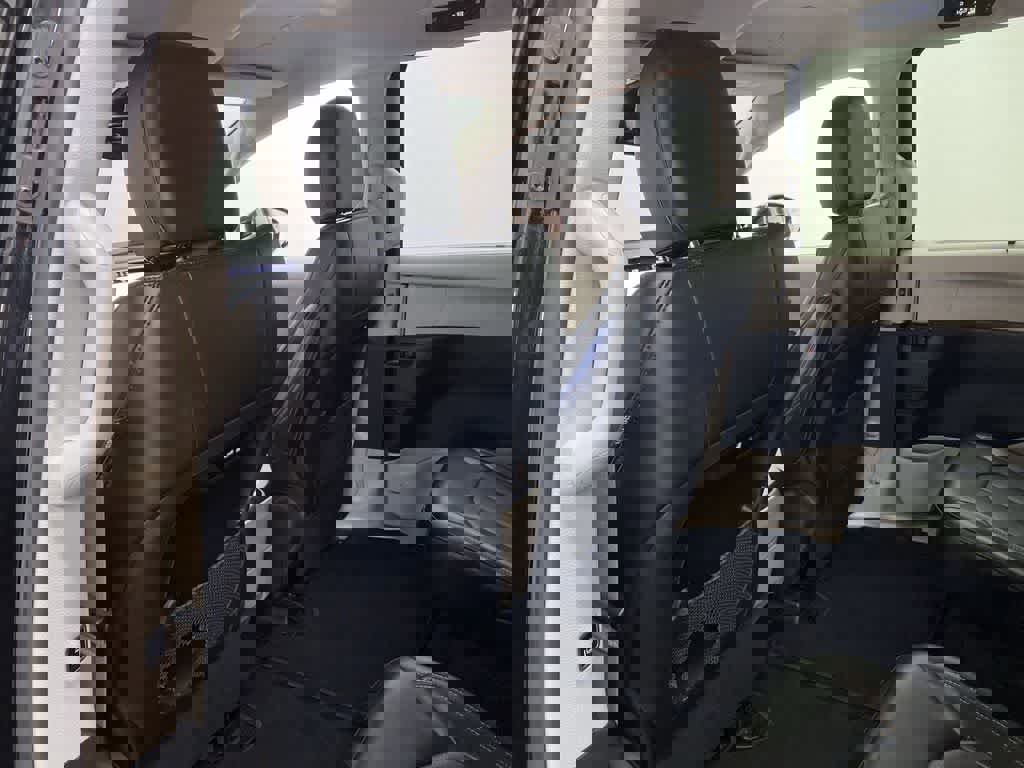 Used 2024 Chrysler Pacifica Touring-L image 15