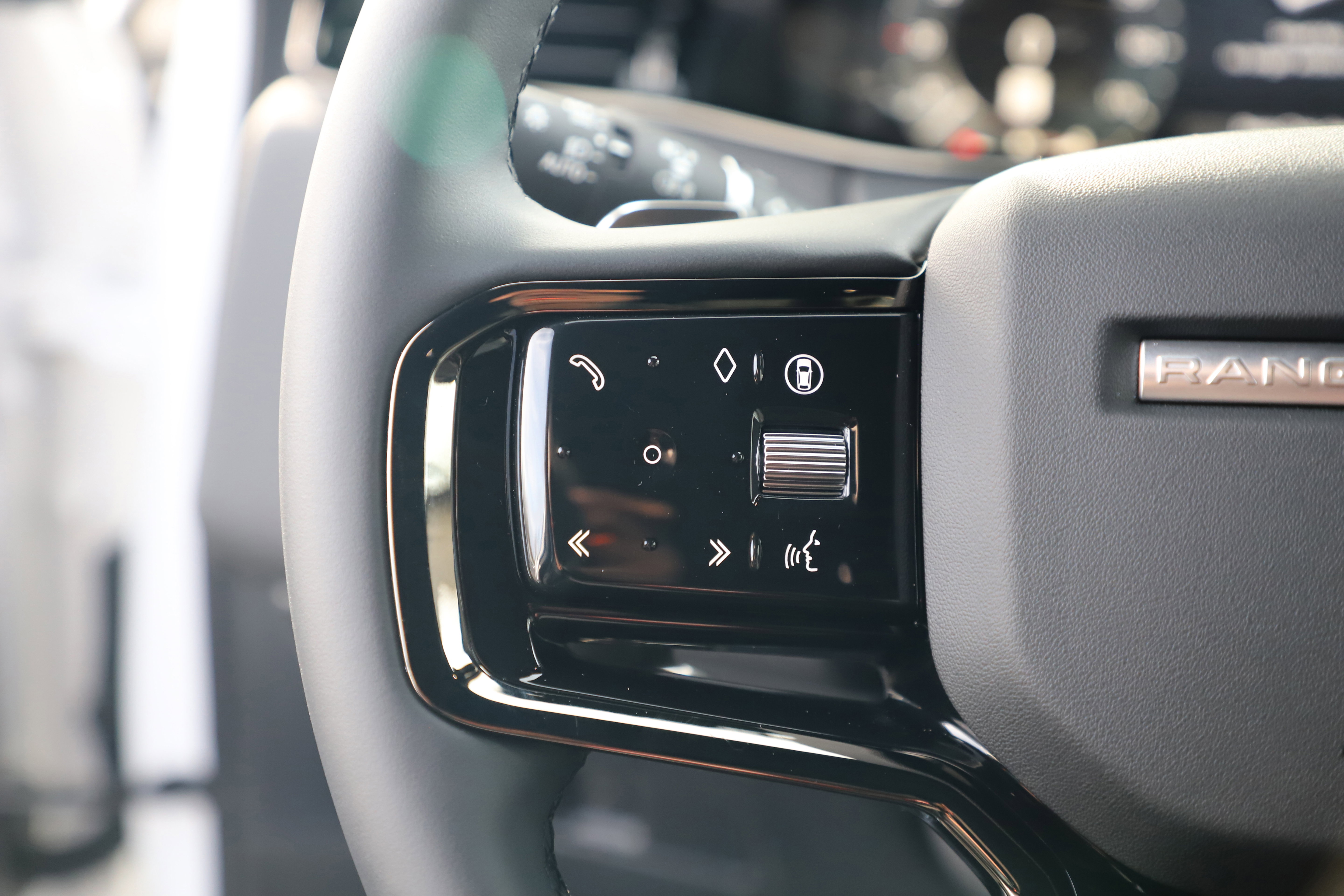 New 2025 Land Rover Range Rover Evoque Dynamic SE image 24